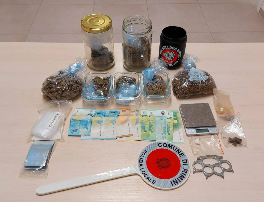 Rimini, i vicini segnalano l’odore di marijuana: arriva la Polizia Locale e arresta lo spacciatore
