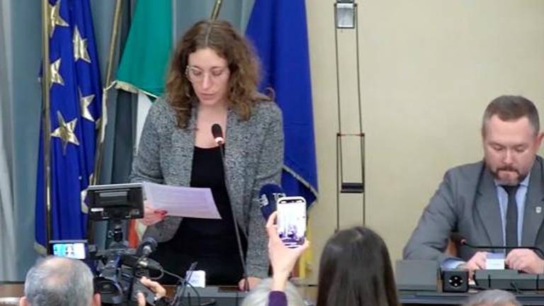 La lettura del comunicato del sindaco in consiglio comunale