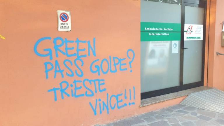Rimini. Scritte no green pass sulla sede Cisl