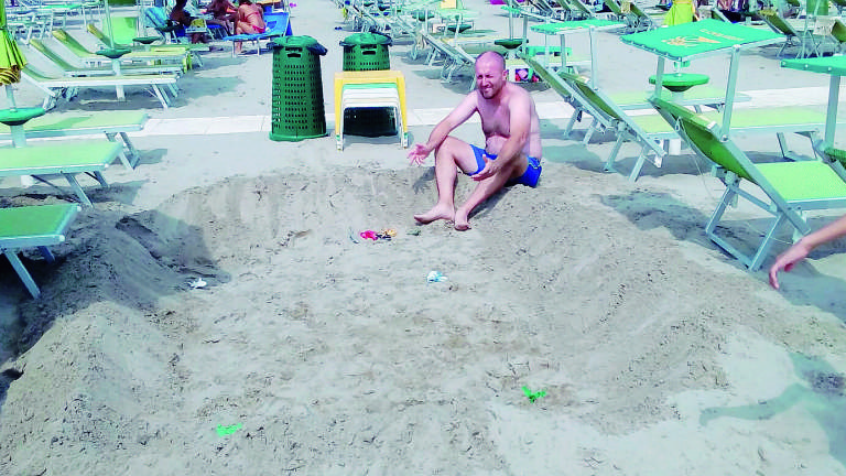 Misano, turista scava maxi buche in spiaggia. Bagnino chiama i vigili