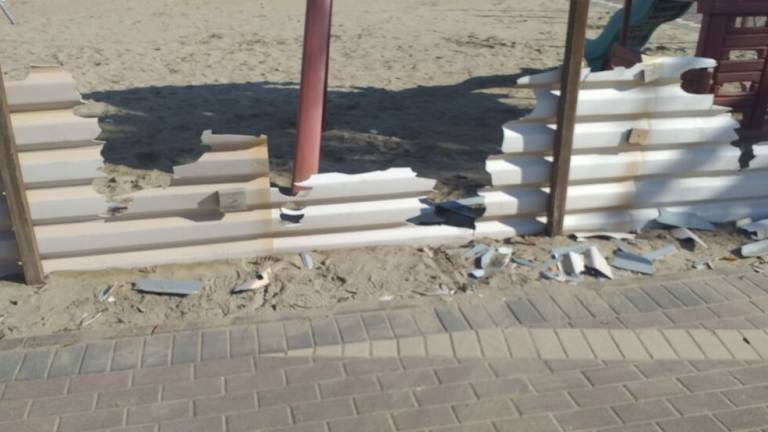 Riccione. Raid vandalico in spiaggia, danni in decine di bagni