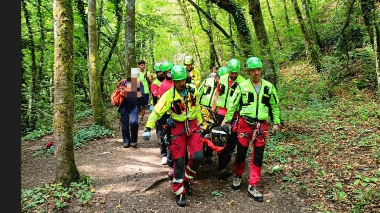 Malore durante l'escursione e scivola in una scarpata: 69enne soccorso ...