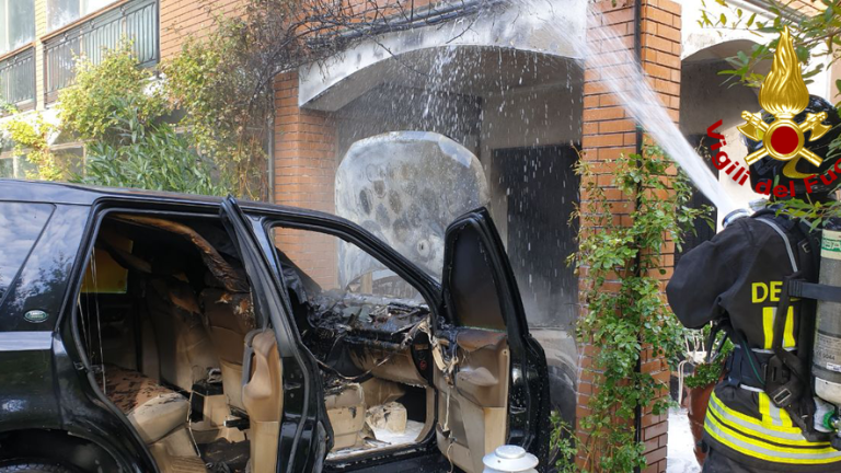 Forlì, auto in fiamme: intervengono i Vigili del Fuoco