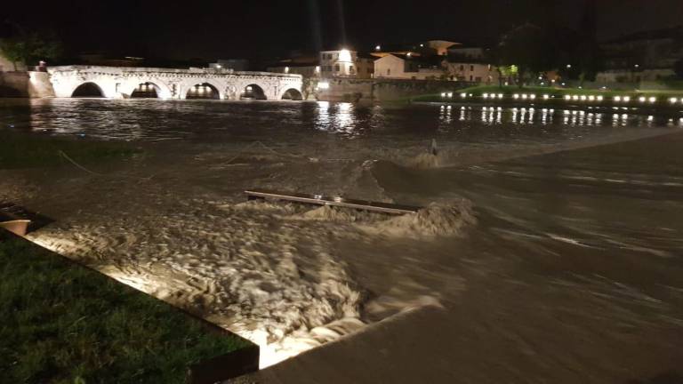 Maltempo a Rimini, fiumi osservati speciali. Crollo a Ponte Verucchio FOTO