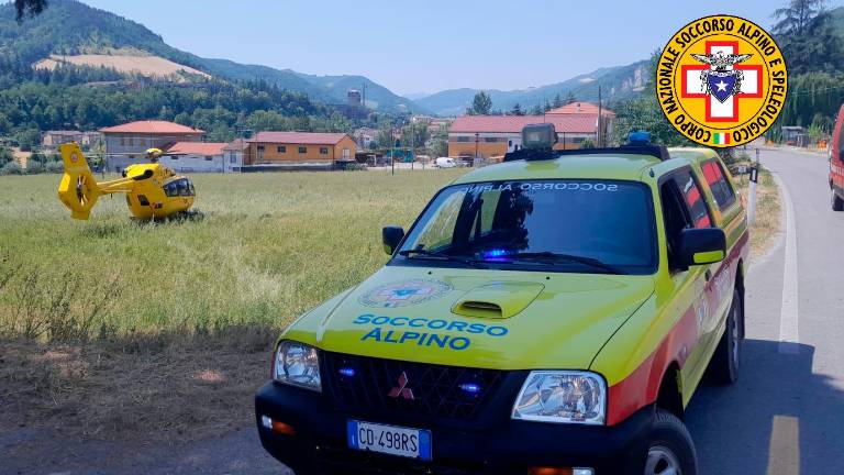 Dovadola, paura in via Montepaolo: finisce nel dirupo con il furgone