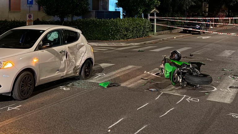 Cesena, schianto tra moto e auto: delicato intervento per il riattacco dell’arto al centauro