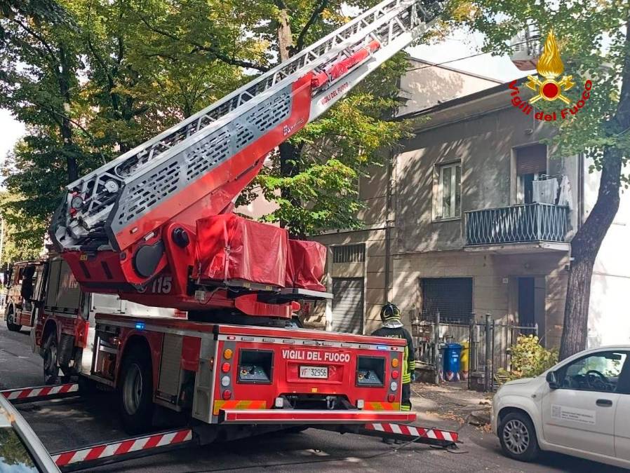 Forlì, incendio nel sottotetto: intervento dei Vigili del Fuoco