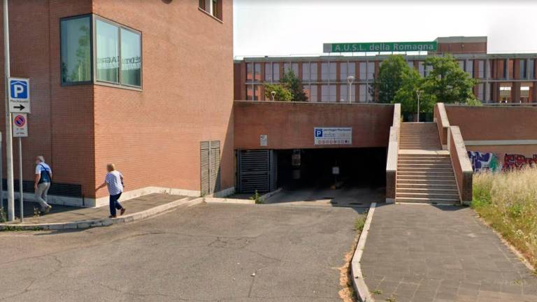Cesena: «Pericoli e sporcizia abitano nel parcheggio»
