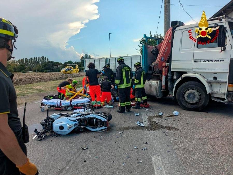 Gatteo incidente, motociclista incastrato sotto un camion
