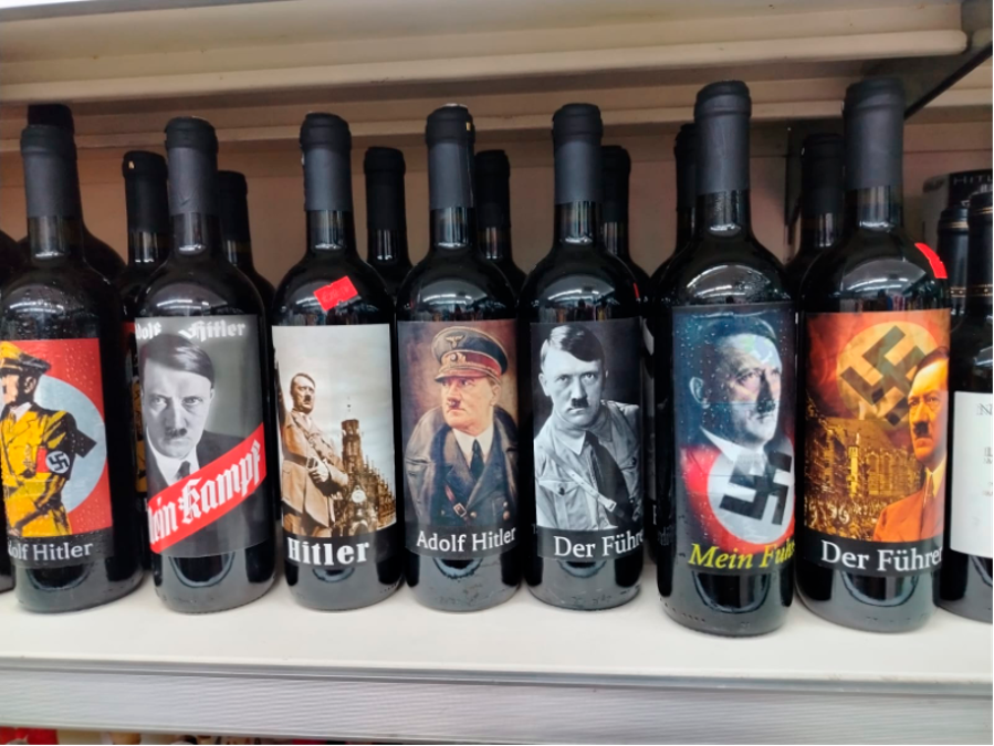 Rimini, la denuncia: “Simboli nazisti e l’immagine di Hitler nelle bottiglie in vendita al minimarket”