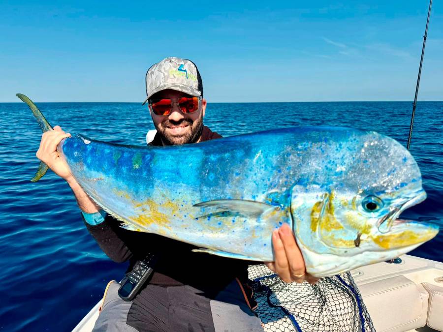 Andrea Comani, pescatore sportivo, con il grosso esemplare di lampuga catturato