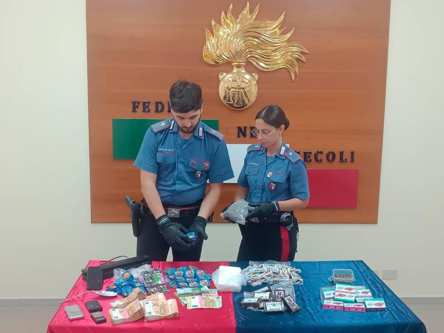 Granarolo Faentino, in casa aveva 5 chili di hashish, mezzo chilo di cocaina e 80mila euro in contanti: arrestato dai Carabinieri