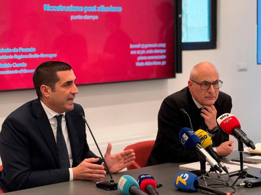 Il presidente della Regione Emilia-Romagna, Michele De Pascale con il commissario Fabrizio Curcio