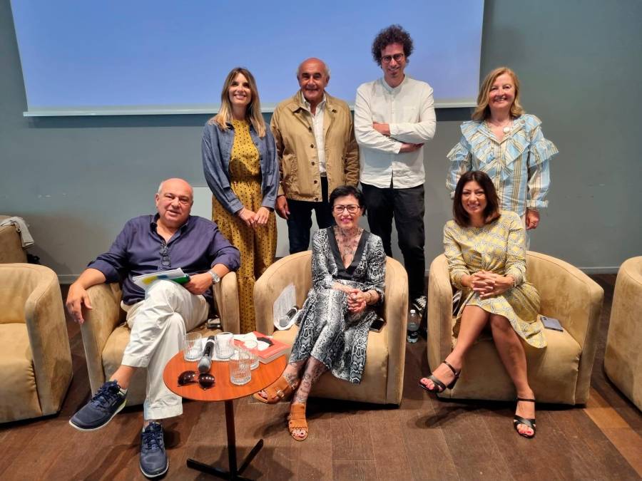 “Cervia, la spiaggia ama il libro” torna con Sigfrido Ranucci, Stefano Massini, Enrico Franceschini e tanti altri, la novità è il salotto con Simona Ventura e Giovanni Terzi