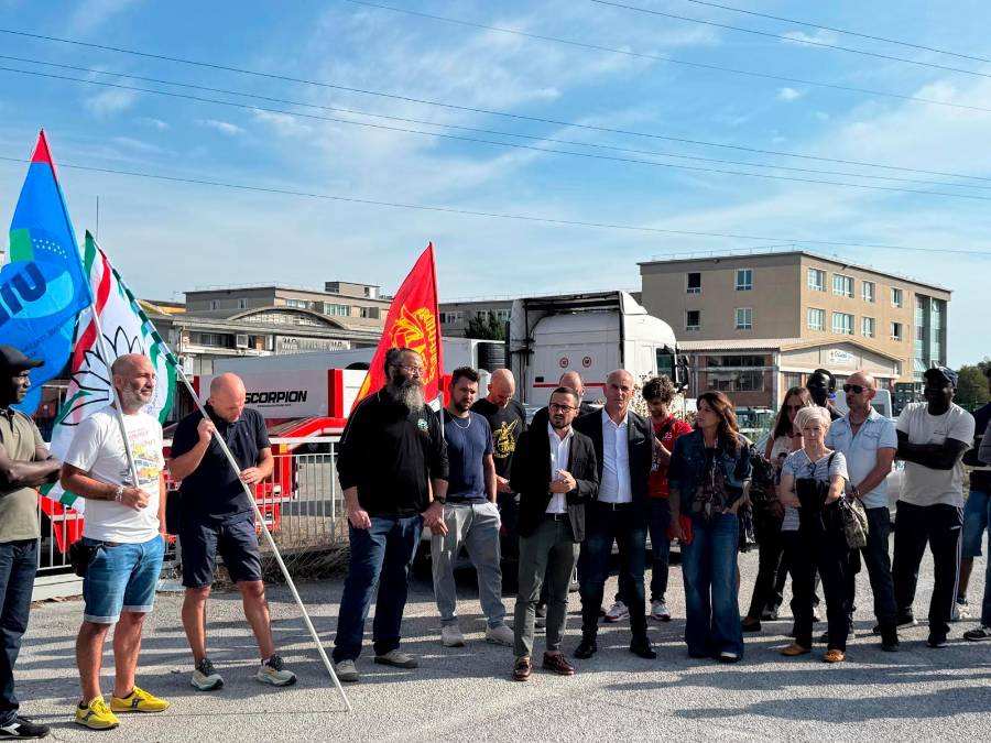 Il presidio sindacale dell’altro ieri davanti alla sede direzionale della “Flash Control”, in via Madonna dello Schioppo
