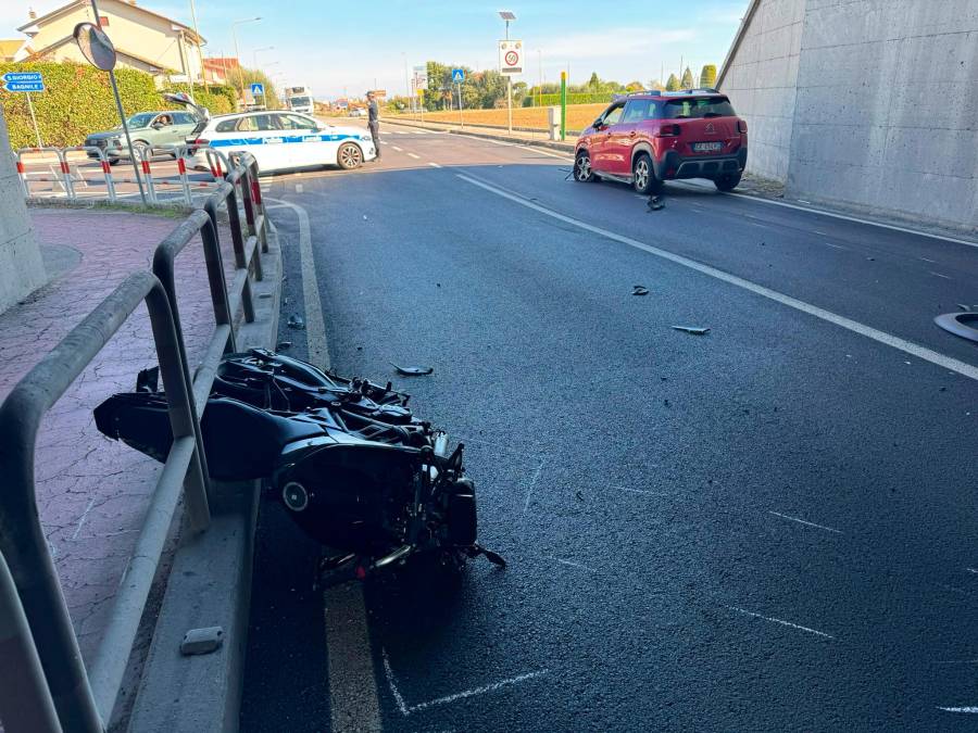Cesena, incidente in via Cervese tra auto e moto: centauro trasportato in ospedale