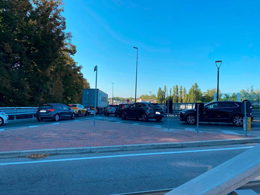 Uno degli imbuti del traffico in via Darsena, nei pressi del cavalcaferrovia