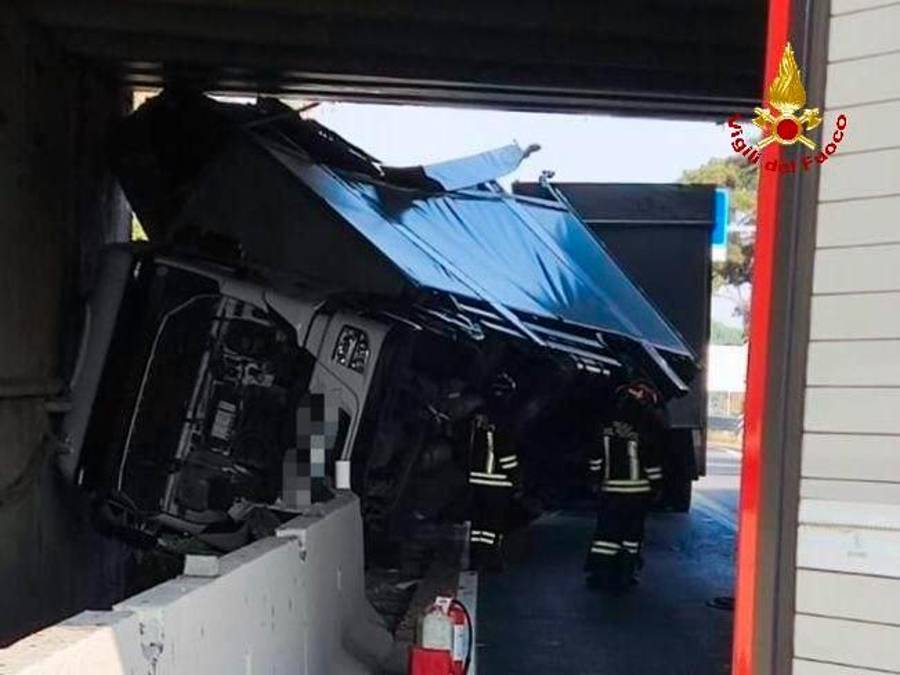 Forlì, l’autoarticolato si incastra sotto il cavalcavia della A14: ferito il camionista