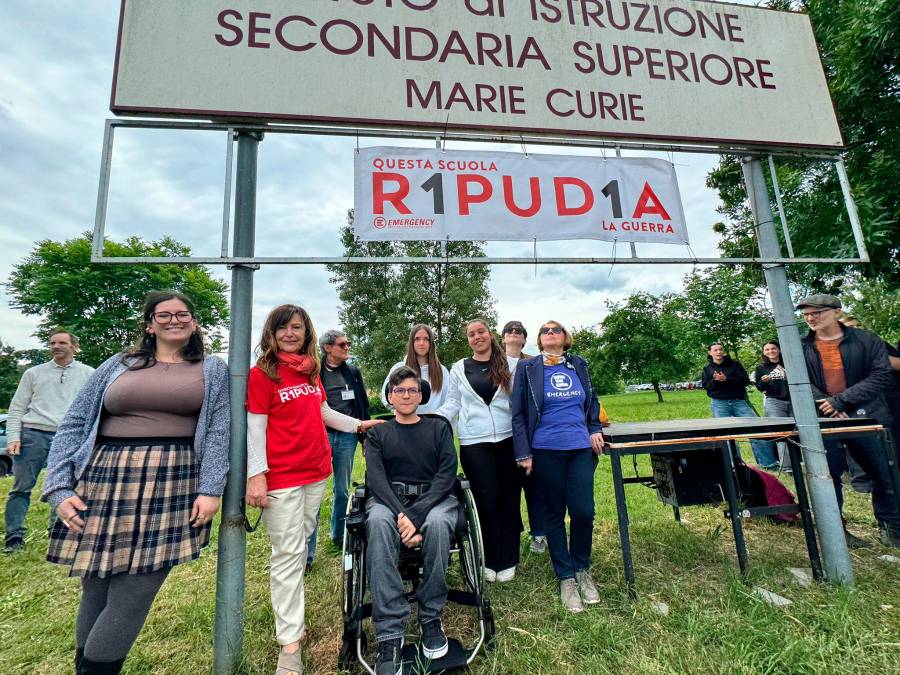 Lo striscione apposto all’istituto scolastico
