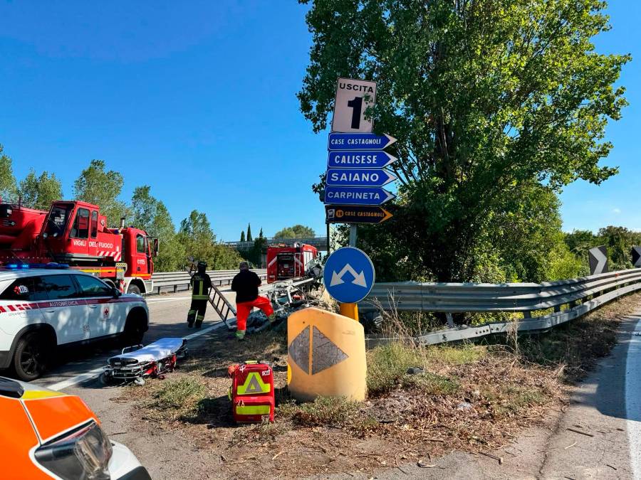 Cesena, pauroso incidente sulla Secante: il camion centra la cuspide dell’uscita e si ribalta VIDEO GALLERY