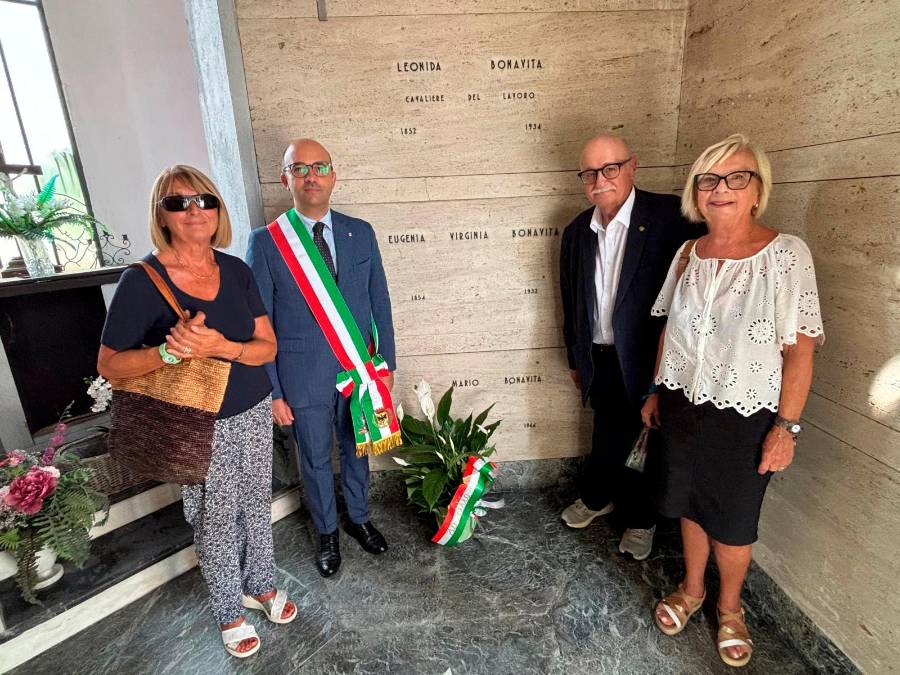 Il vicesindaco Bongiorno con i pronipoti Margherita Mathieu, Alberto Zambianchi e Lisa Fusaroli, sulla tomba di Mario Bonavita
