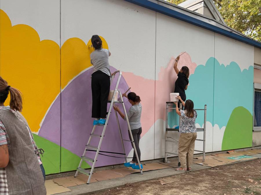 Cesena, alla scuola di via Mulini un murale realizzato da insegnanti e genitori