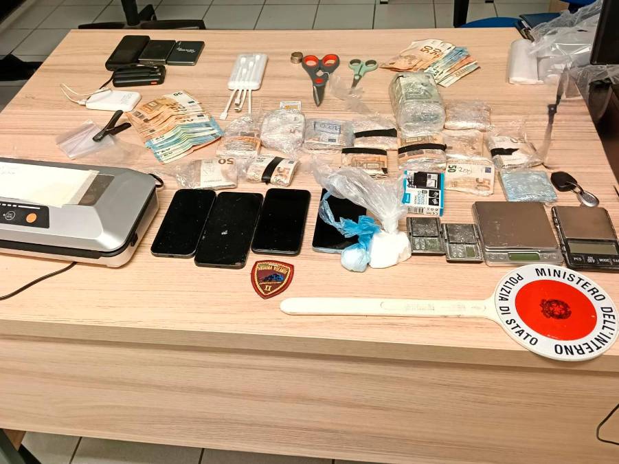 Ravenna, sfreccia in auto davanti alla Polizia: aveva 70 grammi di cocaina e 19mila euro in contanti e viene arrestato