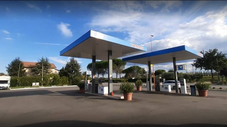 Cesena, tocca prima a me: furiosa lite alla pompa di benzina