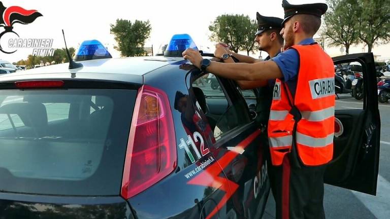Rimini, ruba bottiglie di liquore e poi picchia il titolare del negozio: arrestato dai Carabinieri