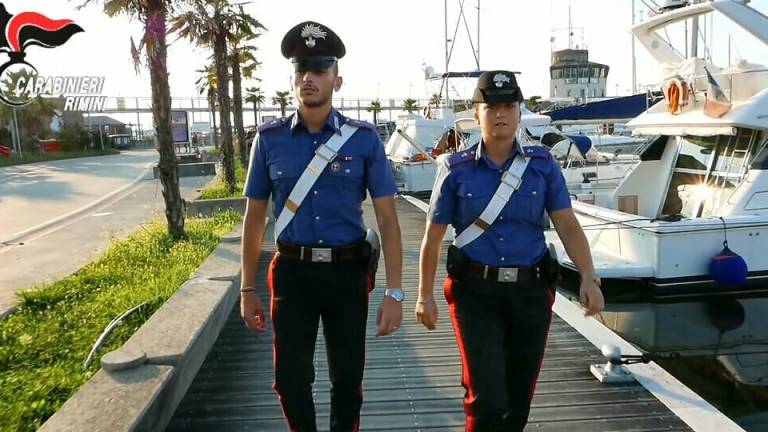 Rimini, prima disturba i bagnanti, poi prende a calci i Carabinieri: scatta l'arresto