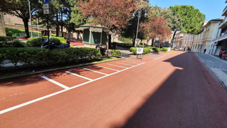 Rimini, tre vie riqualificate con asfalto rosso