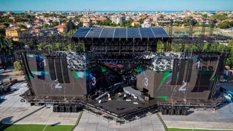 Rimini, Vasco Rossi davanti al palco del concerto. “Perfetto, non vedo l’ora che cominci” GALLERY
