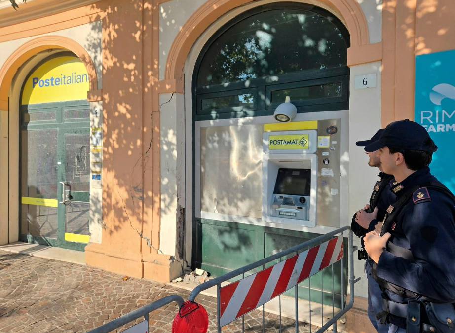 Rimini, folle inseguimento nella notte: si schianta contro l’ufficio postale VIDEO GALLERY