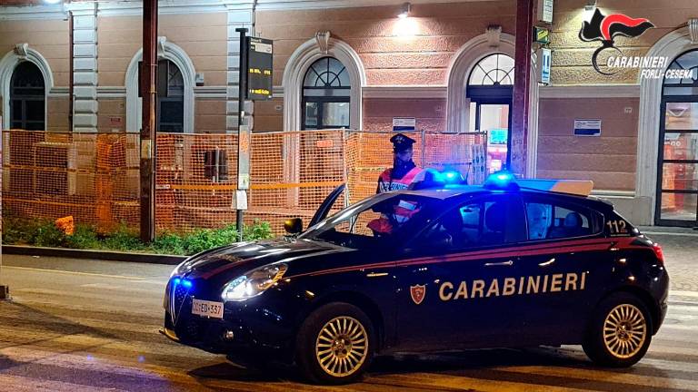 Cesena, aggredisce una ragazza sul treno: 22enne arrestato alla stazione