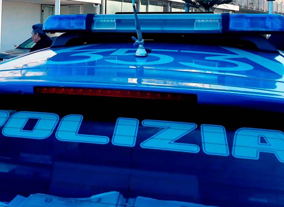 Rimini, chiede informazioni per il bagno, ma viene aggredito e rapinato a Marina Centro: arrestato un uomo