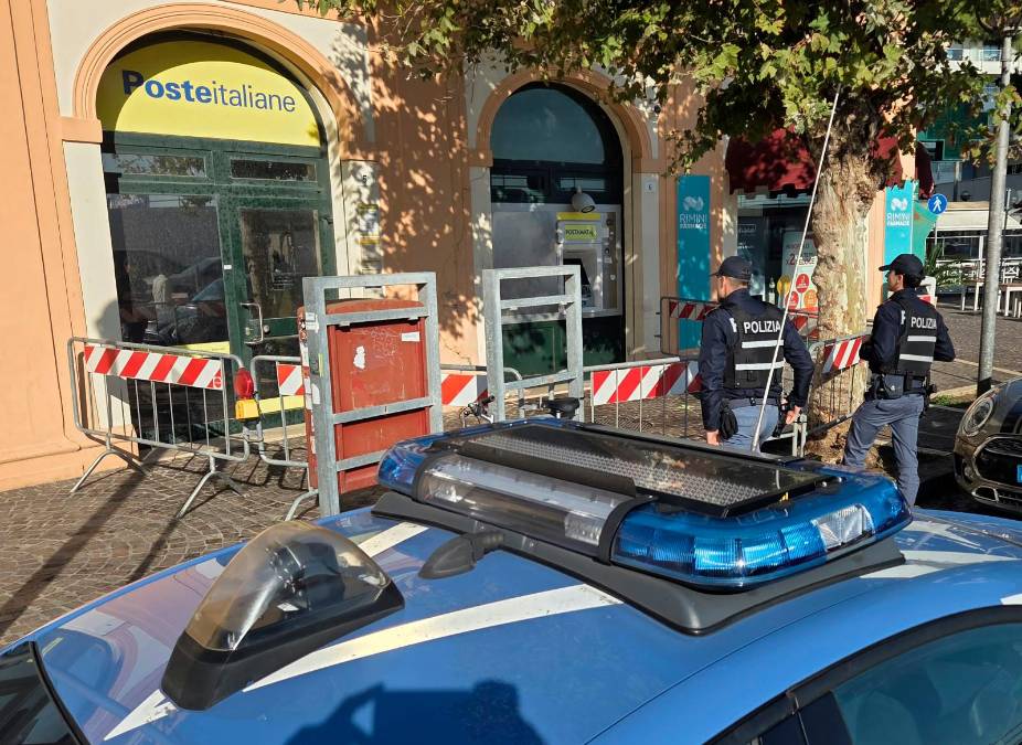 Rimini, folle inseguimento nella notte: si schianta contro l’ufficio postale VIDEO GALLERY