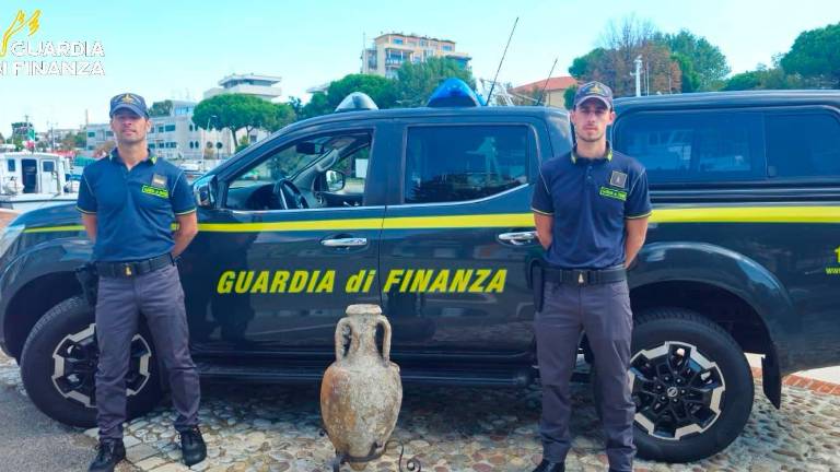 Rimini, espone un’antica anfora romana nel negozio senza averne i titoli: denunciato e rischia una multa di 1.500 euro