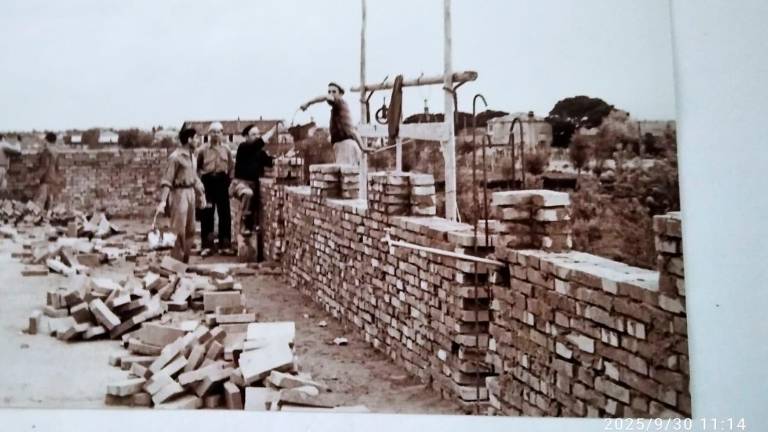 A sinistra la costruzione negli anni ‘50, sopra la demolizione di questi giorni