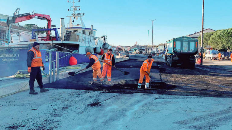 I lavori al porto di Cesenatico procedono spediti con l’asfaltatura