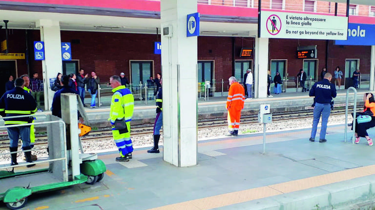 Treno sfreccia in stazione a Imola, 22enne colpito alla testa da un oggetto