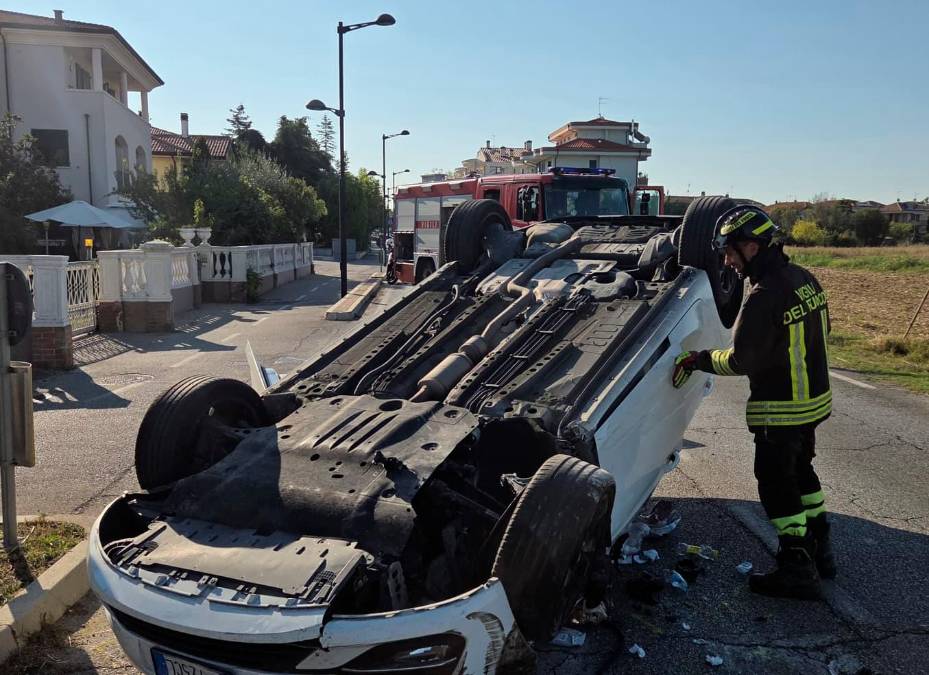 Bellaria, incidente: l’auto colpisce contro due vetture in sosta e si ribalta, mamma e figlia all’ospedale