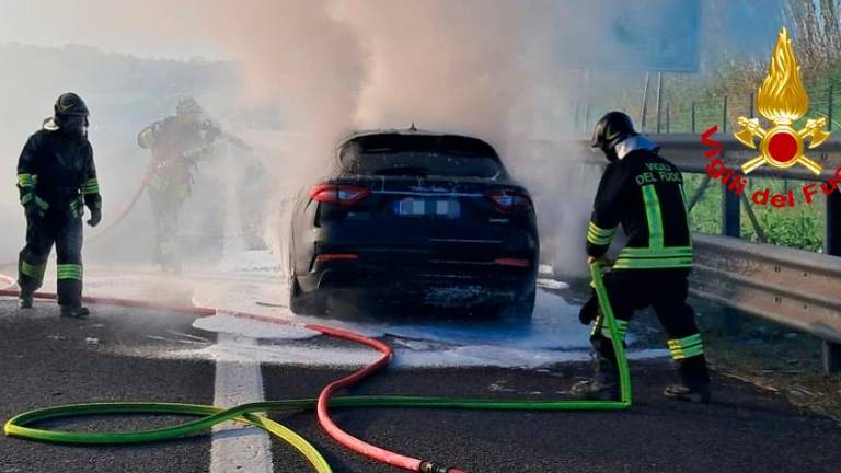 Rimini, auto in fiamme in A14 e traffico rallentato
