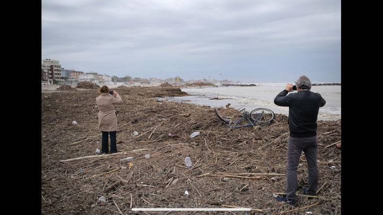 Piene e mareggiata, in spiaggia a Rimini tra i detriti anche una bici