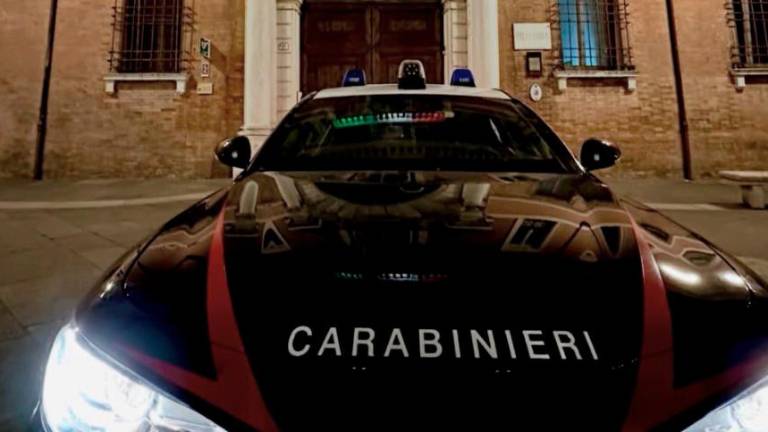 Ravenna, doveva essere ai domiciliari, invece anima gli schiamazzi in piazza del Popolo: 33enne arrestato