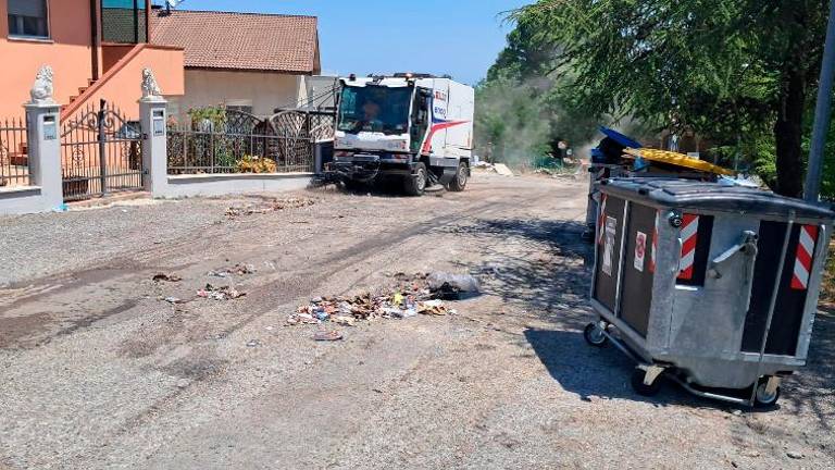 San Marino, batterie al litio nel camion della raccolta carta: lo schiacciamento delle pale meccaniche provoca un incendio