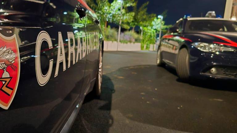 Ravenna, sfregia il viso del barista con un coltello, poi lancia un bidone della spazzatura verso un’auto: 26enne arrestato