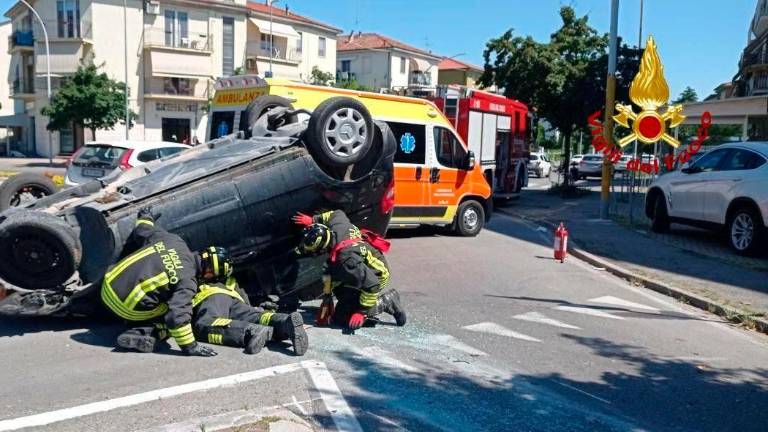 Forlì, auto ribaltata in via Decio Raggi