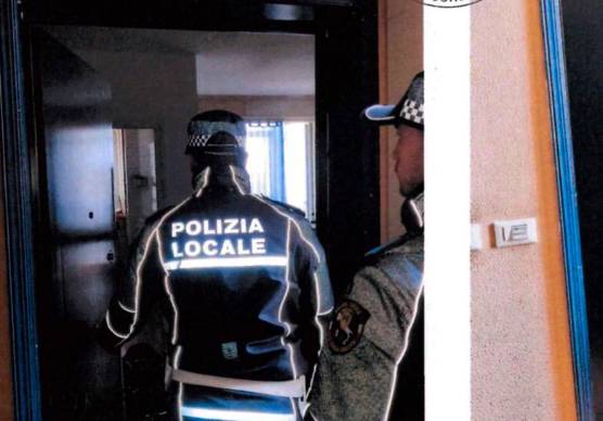 Una delle operazioni Erp con agenti della Polizia Locale