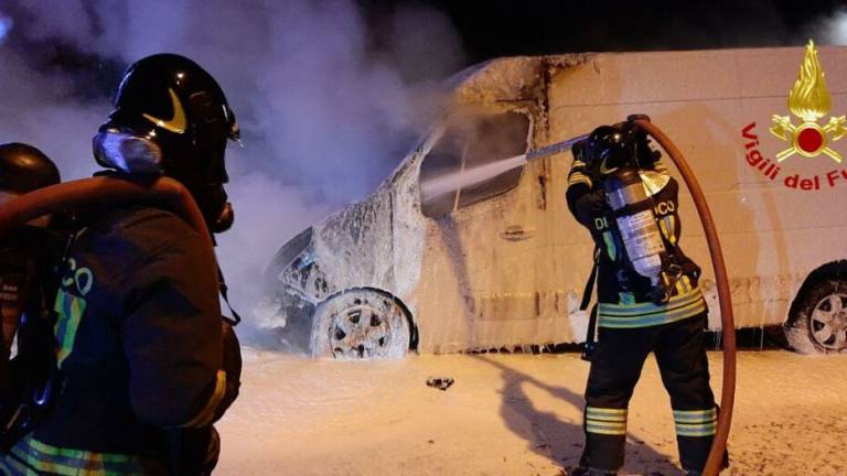 Imola, furgone in sosta prende fuoco in via Casoni VIDEO