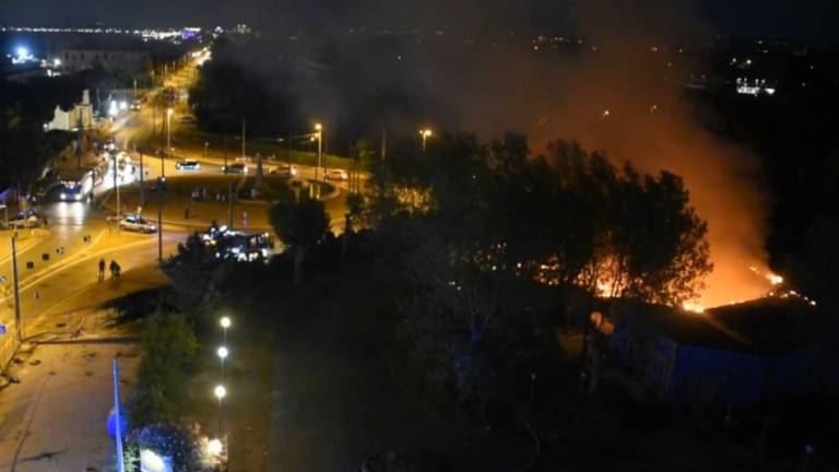 Rimini, incendio nella notte all'ex campeggio VIDEO